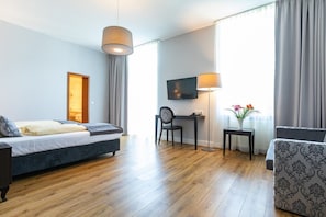 Double Room | Minibar, in-room safe, desk, soundproofing - Hotel Rheinischer Hof (Bad Soden am Taunus)