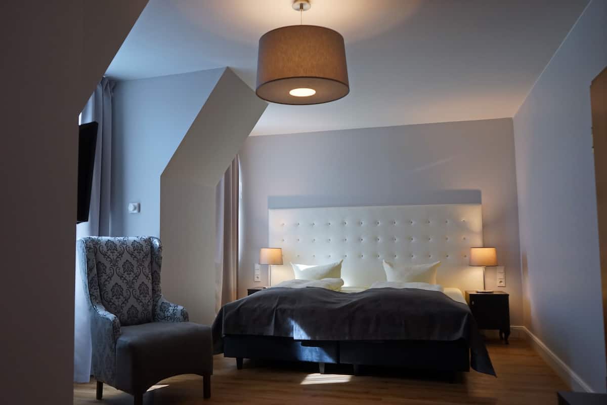 Een minibar, een kluis op de kamer, een bureau, geluiddichte muren
