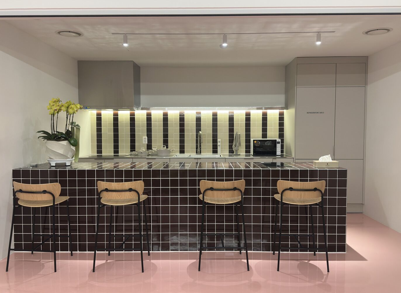 Geladeira, micro-ondas em uma área comum, chaleira elétrica