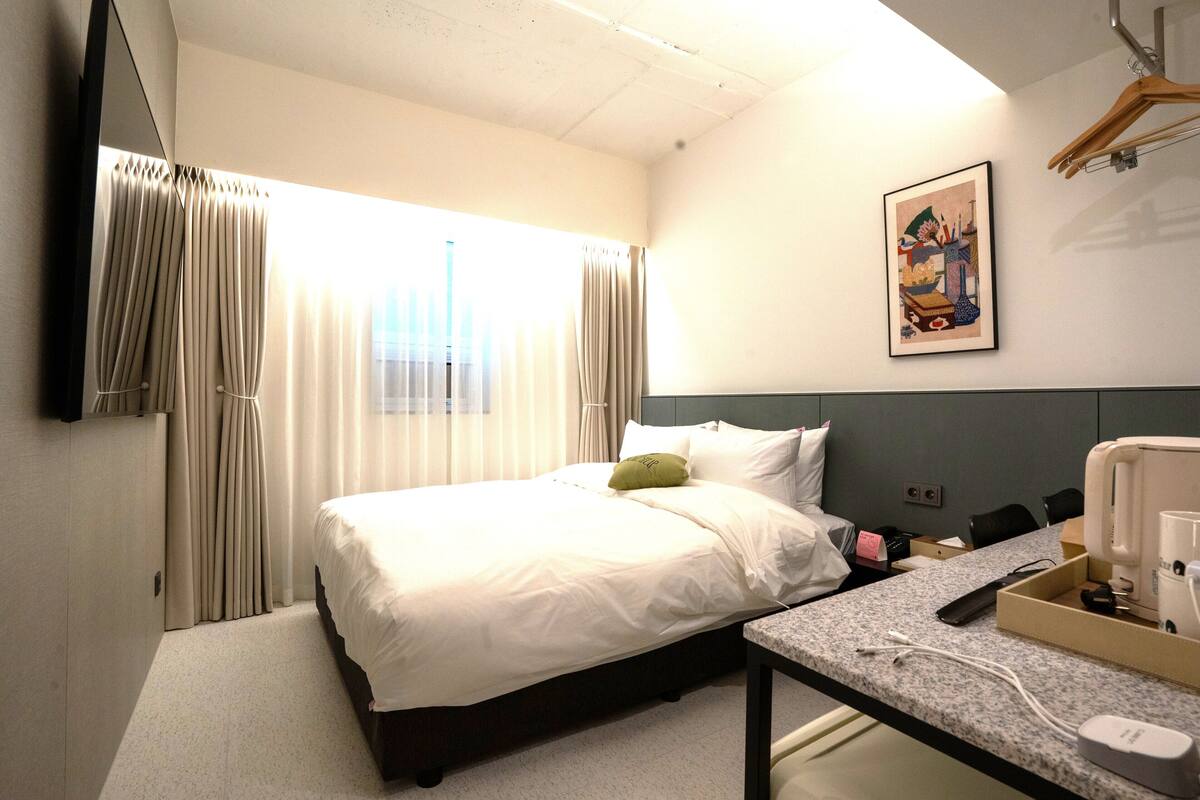 Kamar Double Deluks (with breakfast) | Seprai premium, minibar, tirai kedap cahaya, dan kedap suara