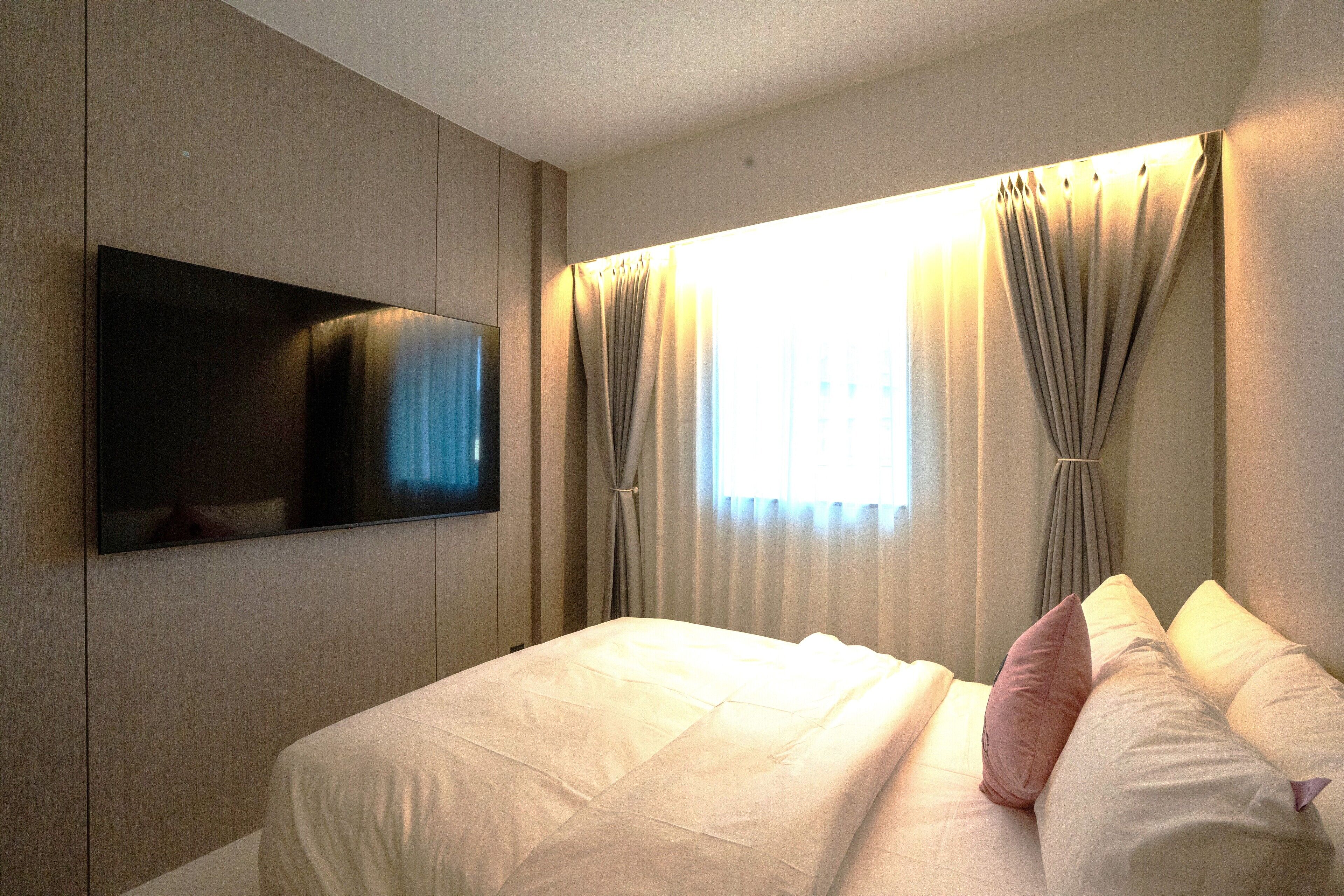 Habitación doble Deluxe (with breakfast) | Ropa de cama de alta calidad, minibar y cortinas blackout 