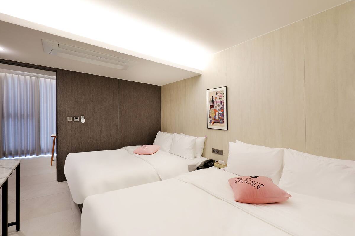 Tradiup Suite with breakfast | Seprai premium, minibar, tirai kedap cahaya, dan kedap suara