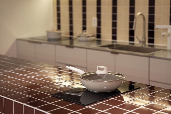 Fridge, microwave, electric kettle - Hotel Tradiup by the Designers (Seoul)