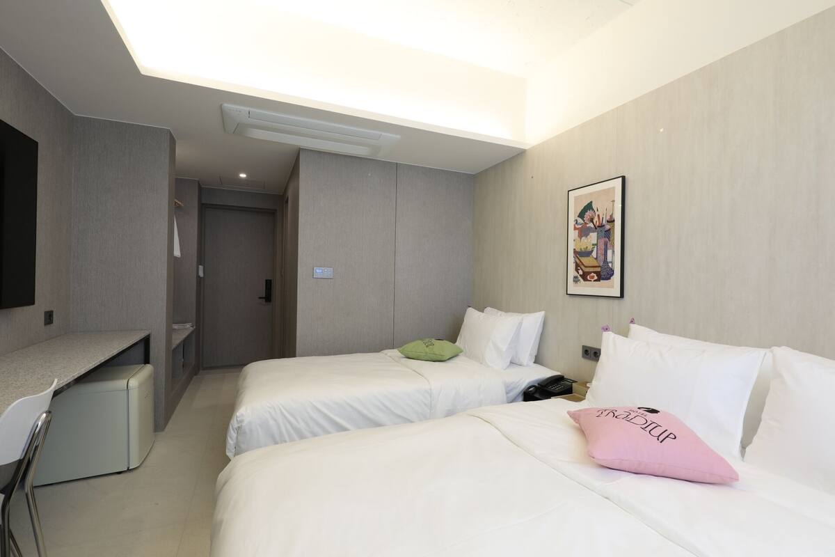 Premier Family with breakfast | Seprai premium, minibar, tirai kedap cahaya, dan kedap suara