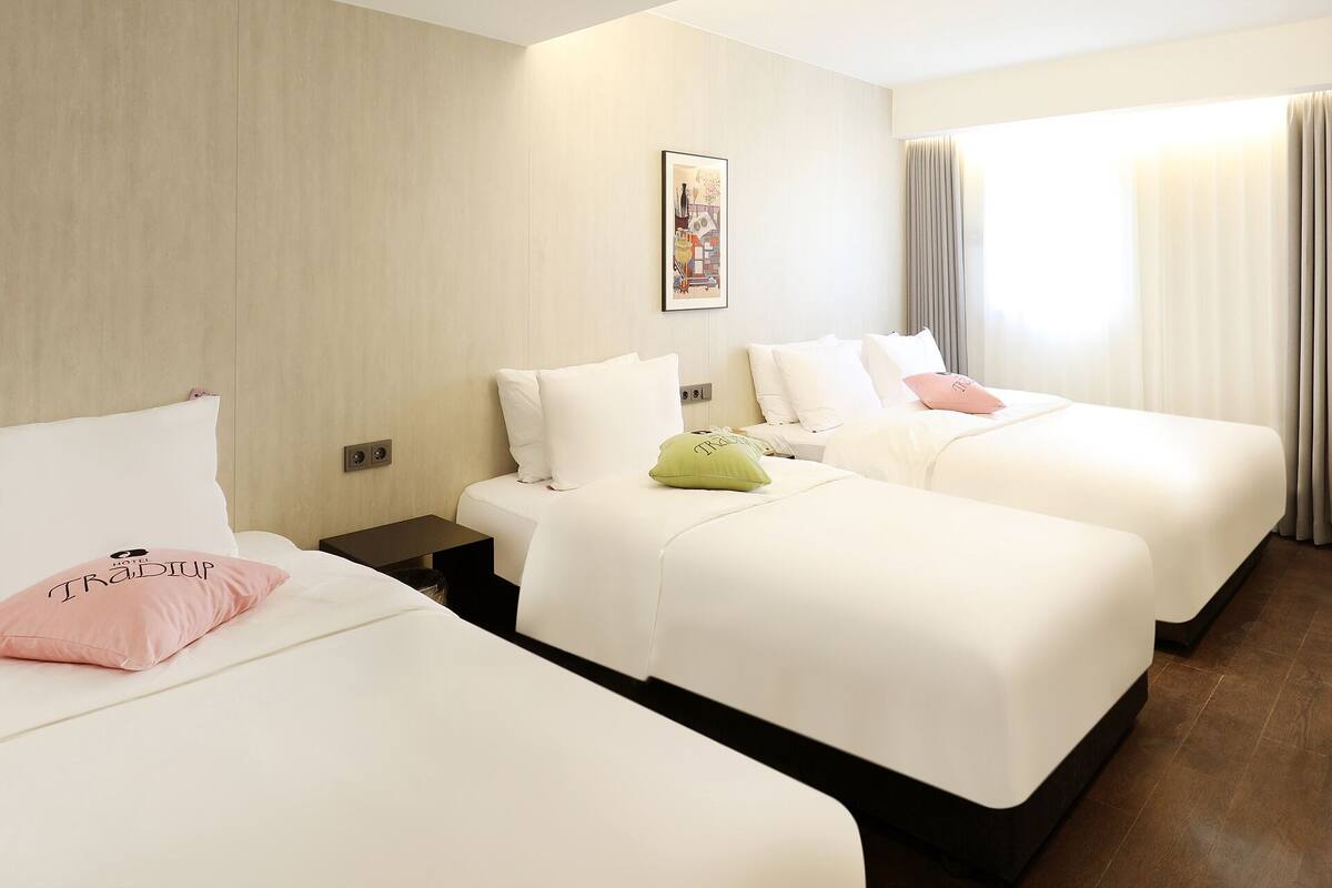Tradiup Family with breakfast | Seprai premium, minibar, tirai kedap cahaya, dan kedap suara