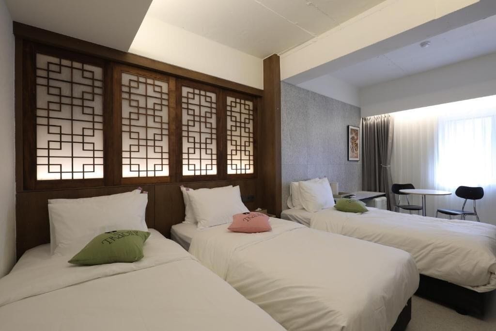 Premier Triple with breakfast | Bộ đồ giường cao cấp, minibar, màn/rèm cản sáng, phòng cách âm 