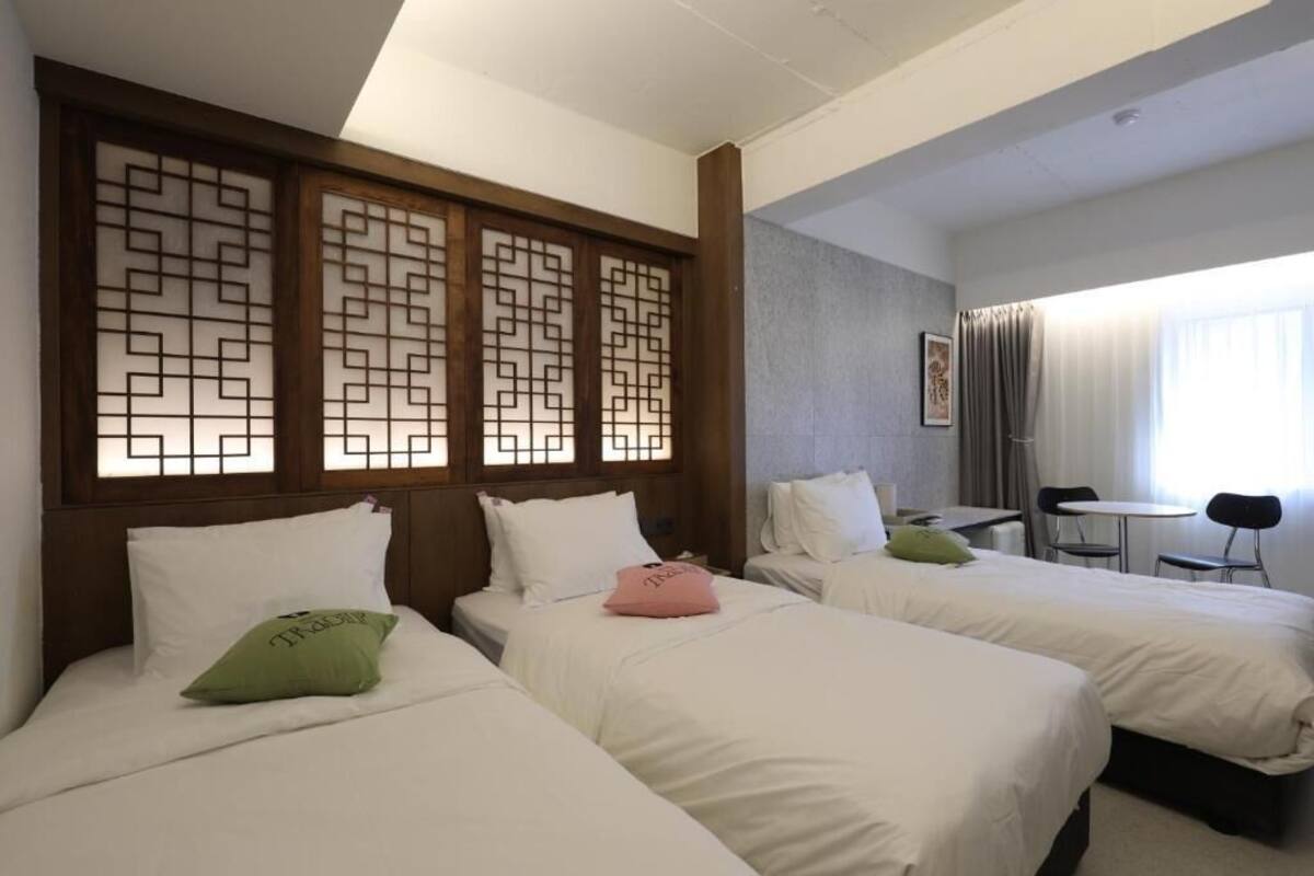 Premier Triple with breakfast | Seprai premium, minibar, tirai kedap cahaya, dan kedap suara