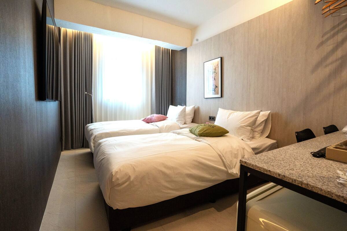 Kamar Twin Deluks (with breakfast) | Seprai premium, minibar, tirai kedap cahaya, dan kedap suara