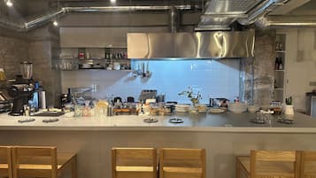 3 restaurantes, é servido café da manhã