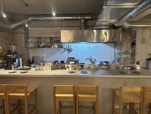 3 restaurants, breakfast served
