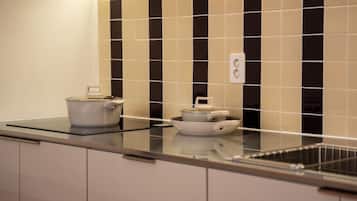 Réfrigérateur, micro-ondes dans l'espace commun, bouilloire électrique