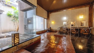 Chuveiro, produtos de toalete grátis, secador de cabelo, chinelos