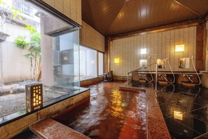 Shower, free toiletries, hair dryer, slippers - Ryokan Kuramoto (Osaka)
