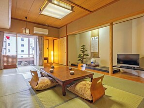 In-room safe, iron/ironing board, free WiFi, bed sheets - Ryokan Kuramoto (Osaka)