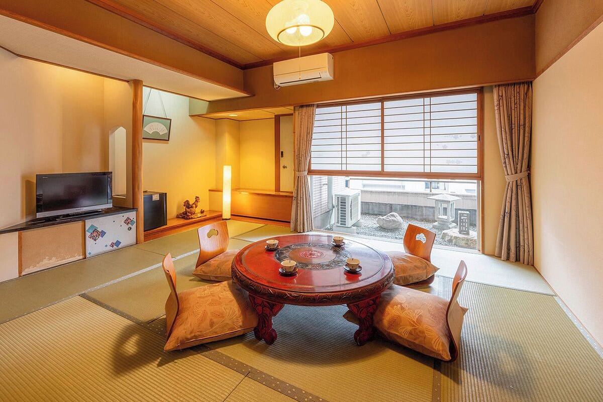 Caja de seguridad en la habitación y tabla de planchar con plancha