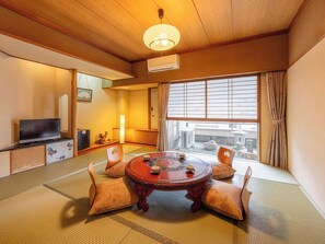 In-room safe, iron/ironing board, free WiFi, bed sheets - Ryokan Kuramoto (Osaka)
