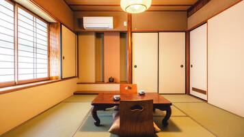 Phòng truyền thống, nhiều giường (8 Tatami Mats) | Két bảo mật tại phòng, bàn ủi/dụng cụ ủi quần áo