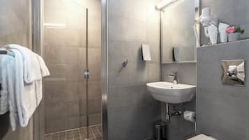 Ducha, artículos de tocador ecológicos, secador de pelo, toallas