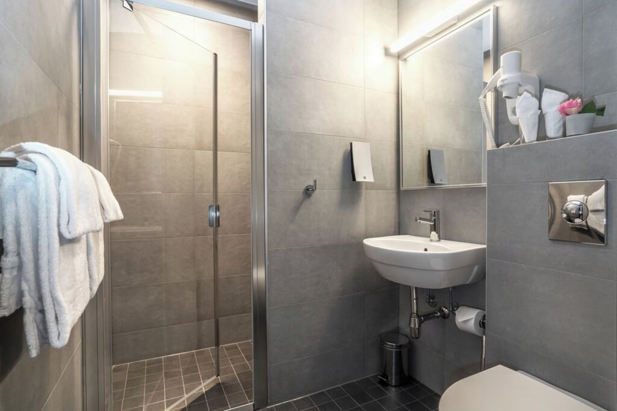 Kamar mandi | Shower, perlengkapan kamar mandi ramah lingkungan,  dan pengering rambut