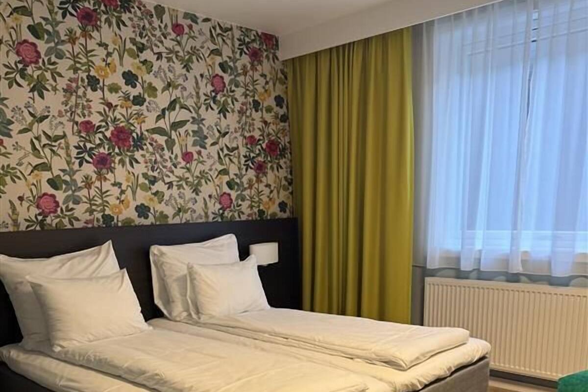 Quarto, acessível | Roupas de cama premium, camas com colchões pillow-top, escrivaninha