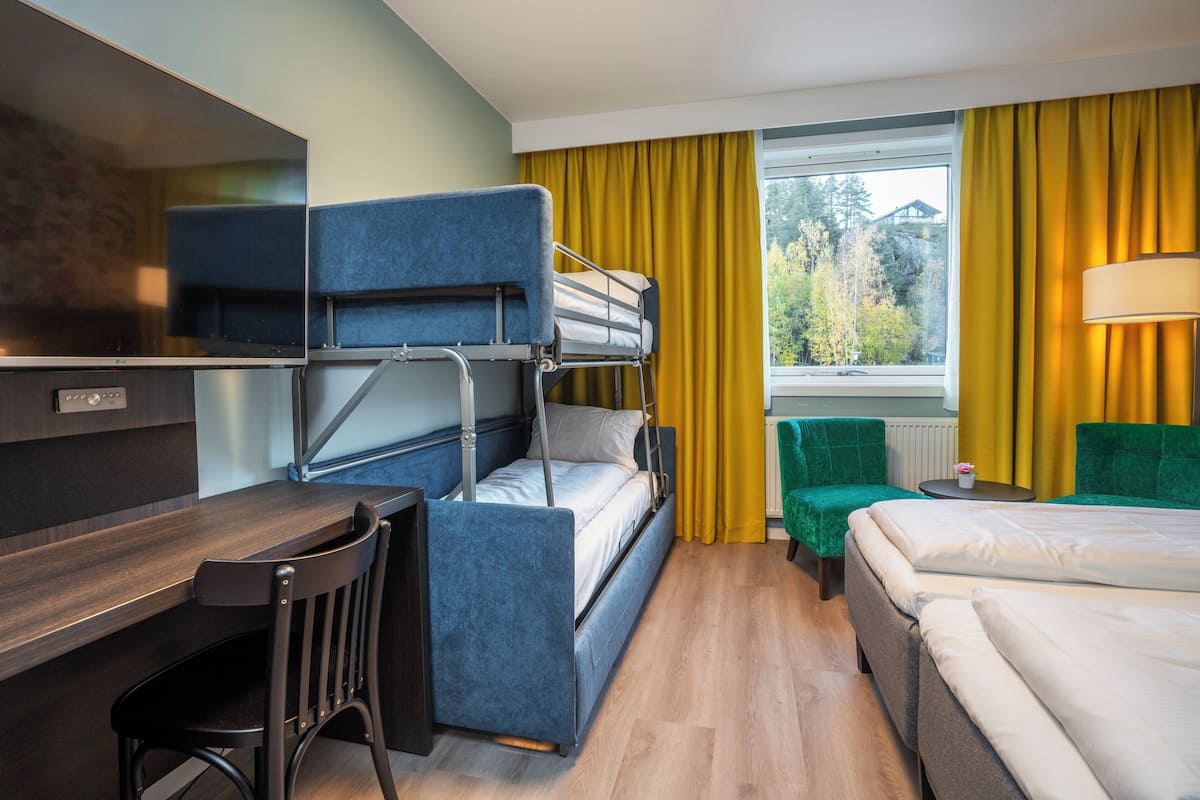 family room, 1 double bed, non smoking (standard) | premium bedding, pillow-top beds, desk, iron/ironing board