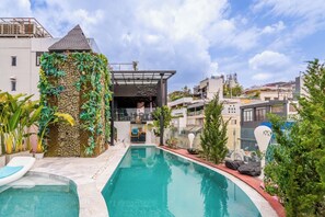 Utomhuspool, parasoller och solstolar