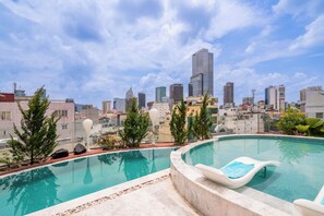 Outdoor pool, pool umbrellas, sun loungers - A&EM Saigon Hotel (Ho Chi Minh City)