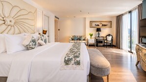 Een hotelkamer met een groot bed, een bureau, een stoel en een televisie.