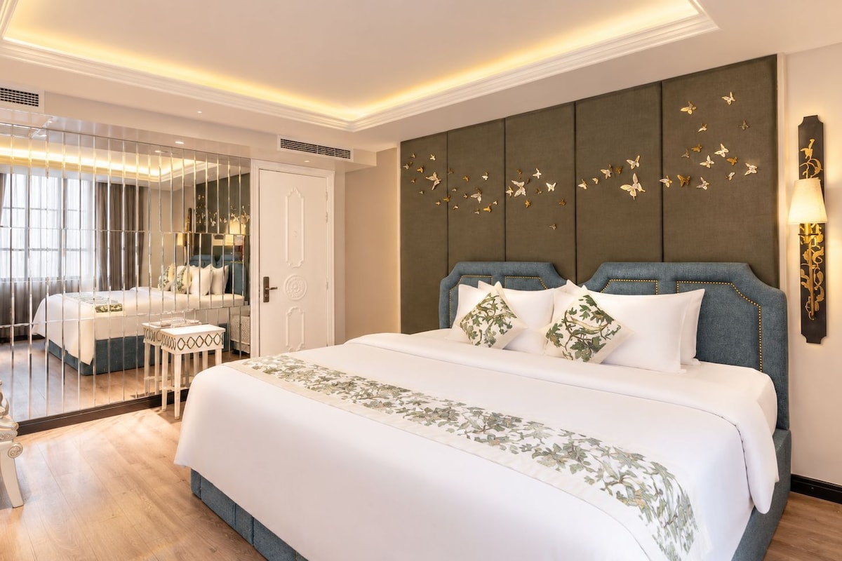 Premier suite (Afternoon Tea) | Een minibar, een kluis op de kamer, een bureau, verduisterende gordijnen