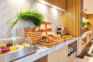 Petit déjeuner buffet servi tous les jours en supplément