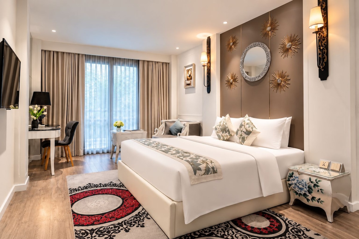 Executive suite, 1 queensize bed (Afternoon Tea) | Een minibar, een kluis op de kamer, een bureau, verduisterende gordijnen