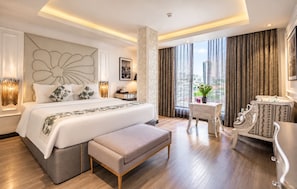 Una habitación de hotel moderna con una cama grande, un escritorio y vistas a la ciudad.