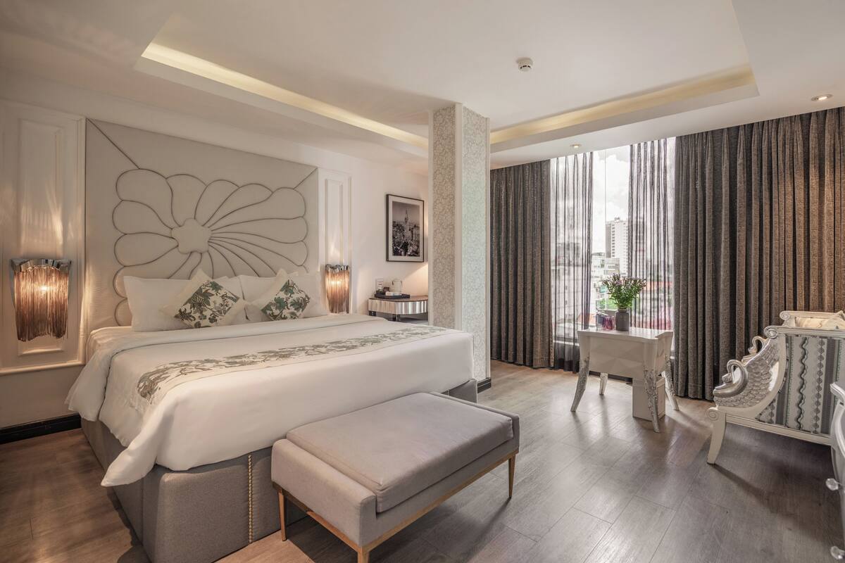 Suite (Afternoon Tea) | Minibar, caixa forta a l'habitació, escriptori i cortines opaques 