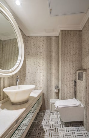 Suite (Afternoon Tea) | Baño | Amenidades de baño gratuitas, secadora de cabello, batas, pantuflas