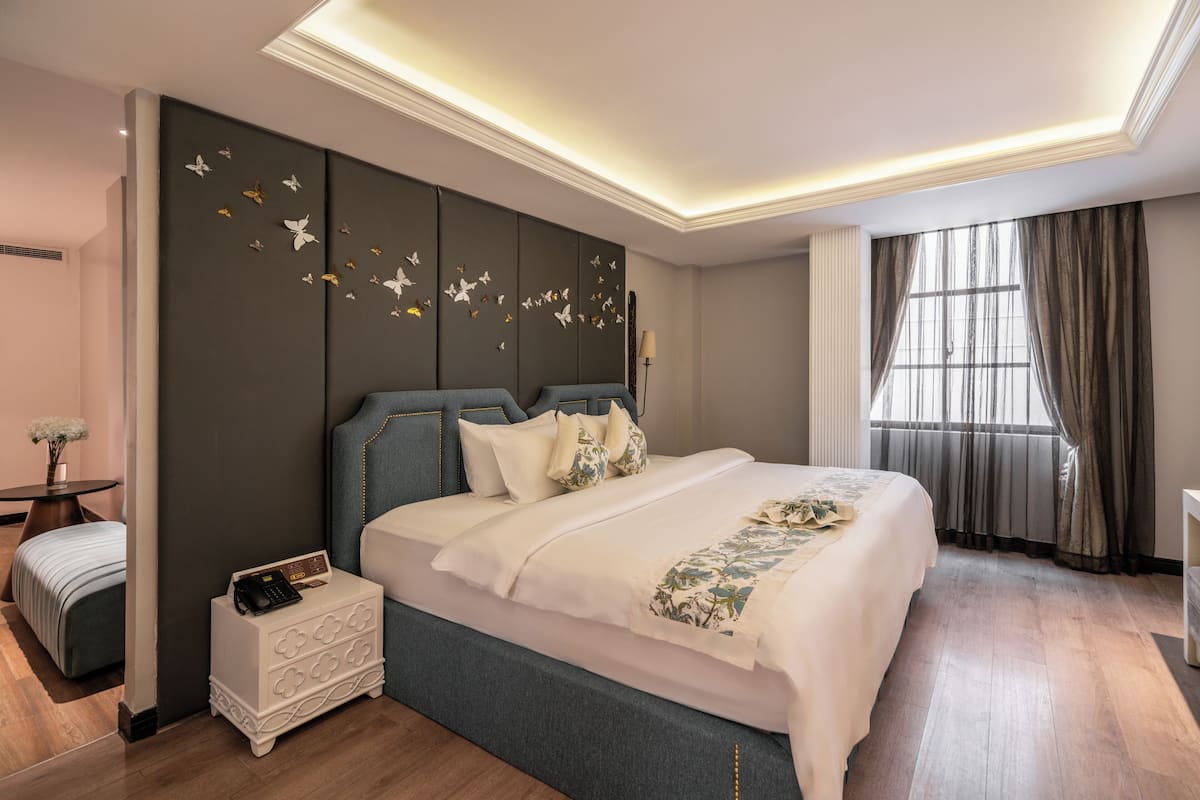 Suite Premier (Afternoon Tea) | Minibar, caja fuerte, escritorio y cortinas opacas