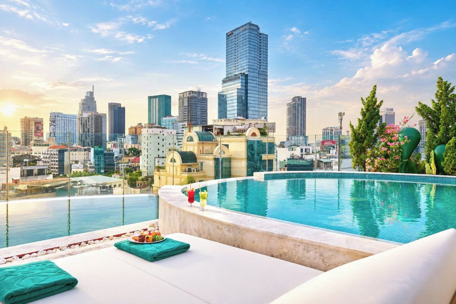Una piscina en la azotea con vistas a un horizonte urbano, un área de descanso con mesa y sillas, y varios edificios al fondo.