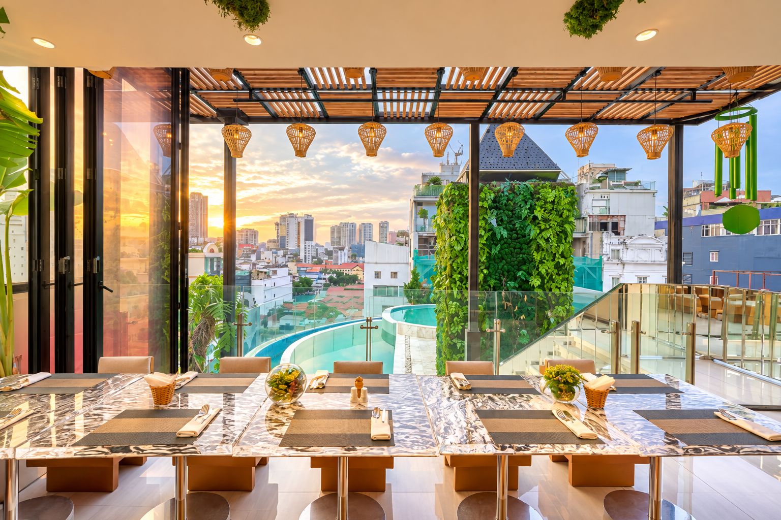 Un comedor con vista a la ciudad, barandilla de vidrio y techo de madera.