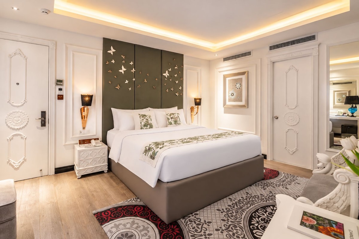 Suite (Afternoon Tea) | Een minibar, een kluis op de kamer, een bureau, verduisterende gordijnen