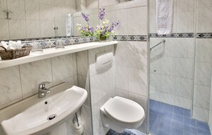 Deluxe Single Room | Bathroom