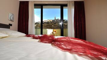 Dundyner, senger med Select Comfort-madrass, minibar og safe på rommet