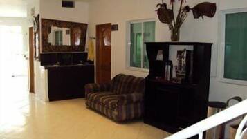 Coin salon dans le hall