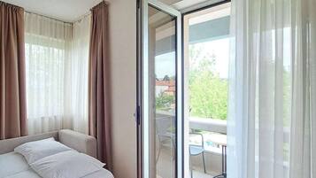 Minibar, coffres-forts dans les chambres, bureau