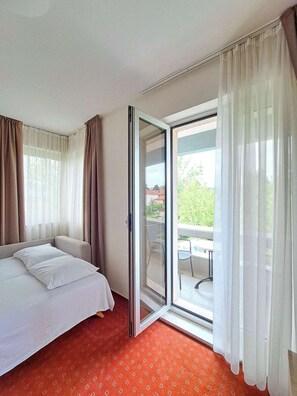 Family Room | Minibar, in-room safe, desk, laptop workspace - Hotel Brotnjo (Citluk)