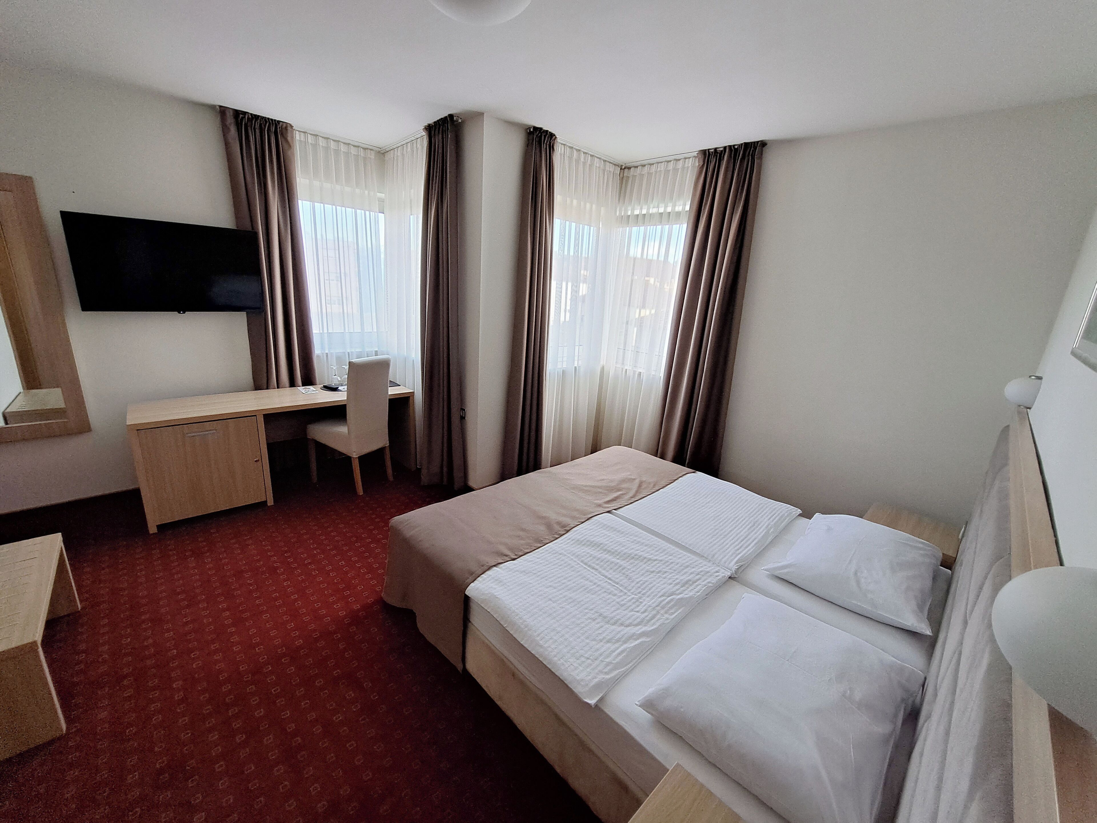 Habitación clásica con 1 cama matrimonial o 2 individuales, vista a la ciudad | Minibar, caja de seguridad en la habitación y escritorio 