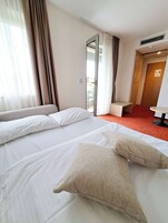 Family Room | Minibar, in-room safe, desk, laptop workspace