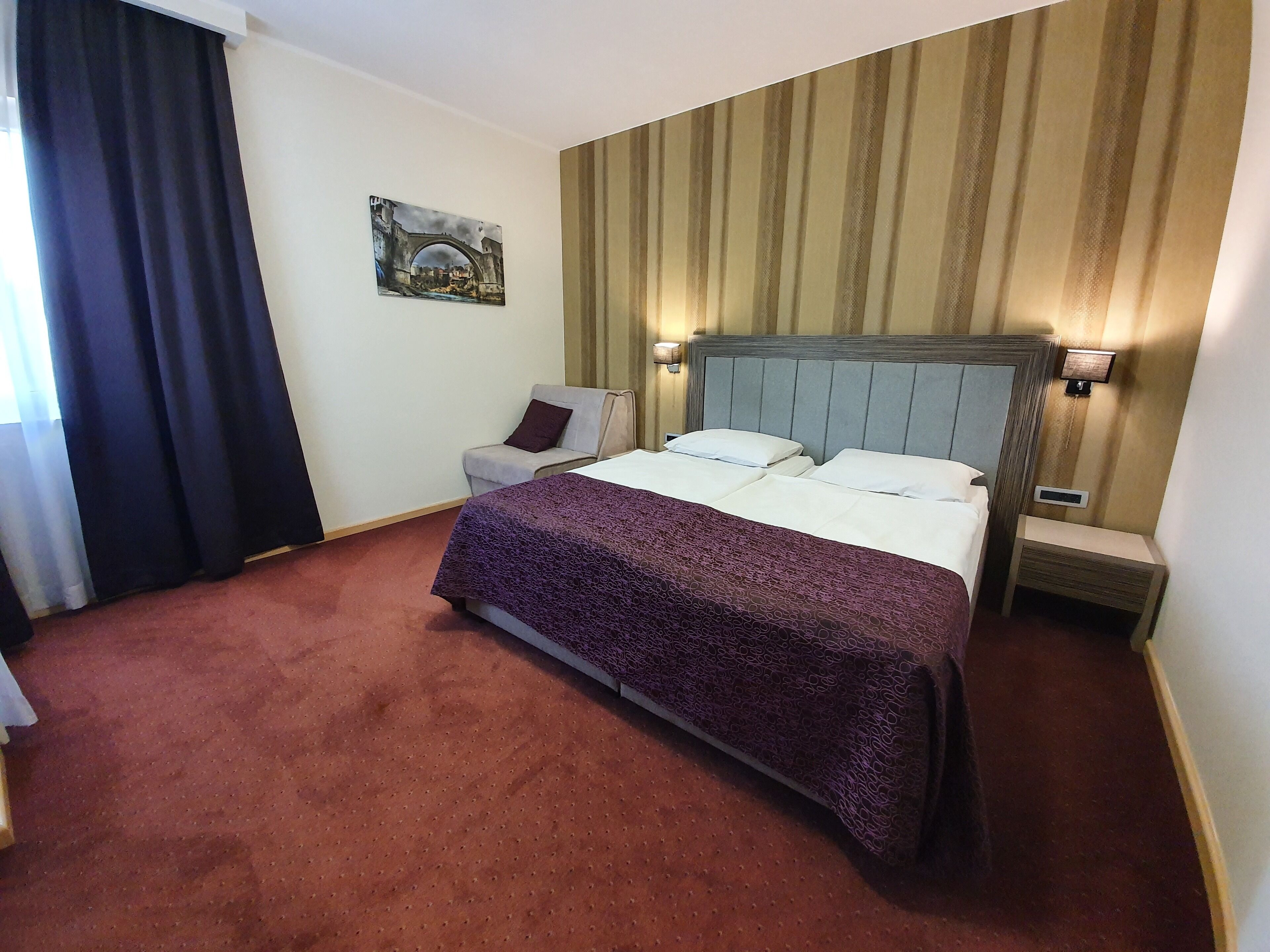 Habitación superior con 1 cama matrimonial o 2 individuales, vista a la ciudad | Minibar, caja de seguridad en la habitación y escritorio 