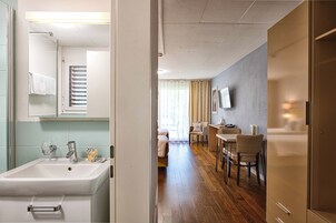 Frigobar (abastecido com itens grátis), cofres nos quartos, escrivaninha