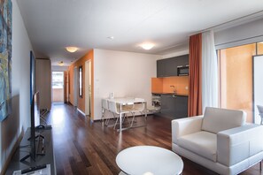 Suite | Sala de estar | Una televisión de pantalla plana, suelo radiante