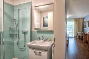 Dusche, kostenlose Toilettenartikel, Haartrockner, Handtücher