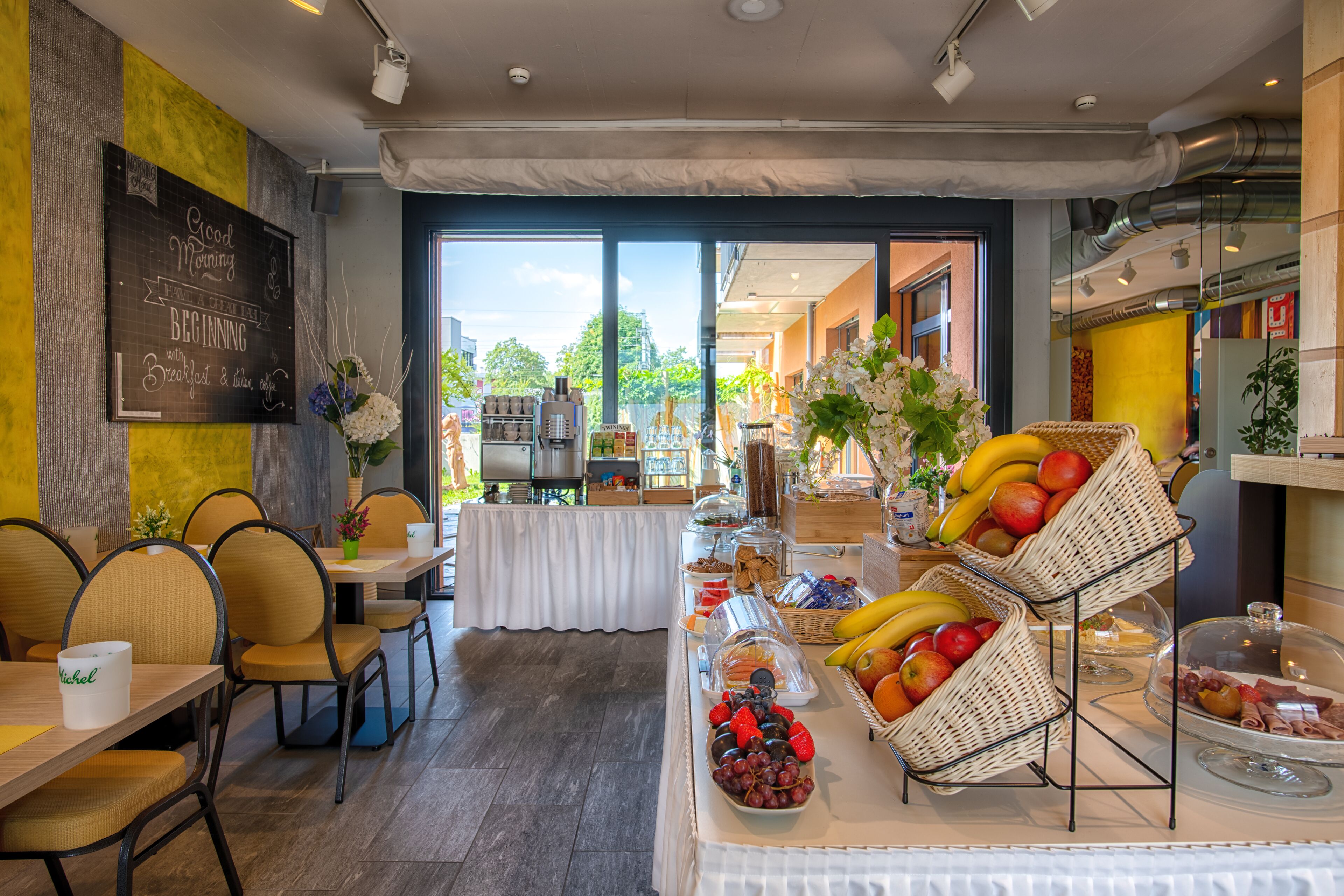 Se sirven desayunos; con vista al jardín 